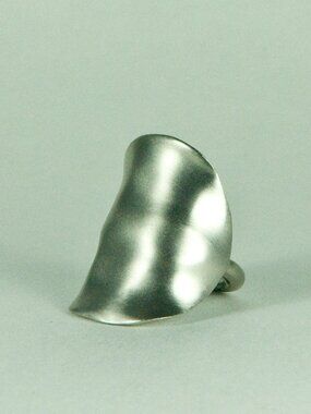 KENNETH JAY LANE, SATN SILVER PLATE KNUCKLE-ONE SIZE-ADJUSTABLE.